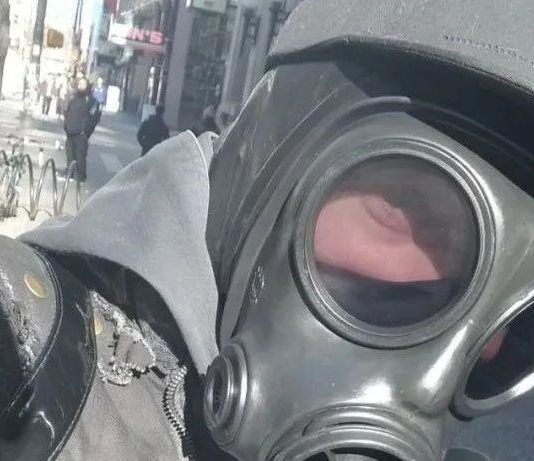 美国多地执行“强制口罩令”, 歪果仁们塑料袋蒙头, 狗尿垫改装口罩…意念防飞沫?